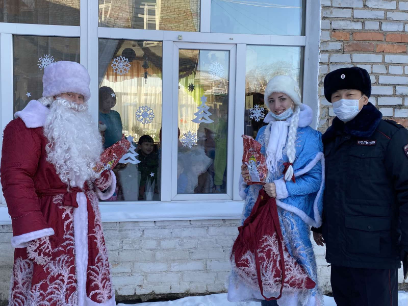 Фото В Улан-Удэ полицейский переоделся в Деда Мороза и навестил «Малышок»