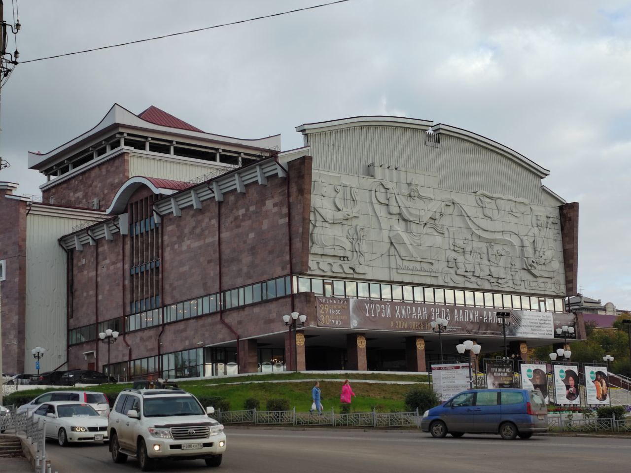 Фото Козырек главного бурятского театра Бурятии украсили иллюминацией 