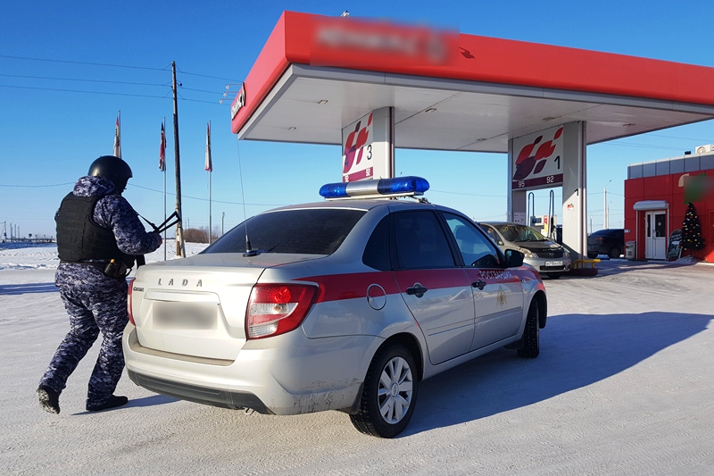 Фото В Улан-Удэ сотрудники вневедомственной охраны задержали молодого человека, устроившего драку на АЗС