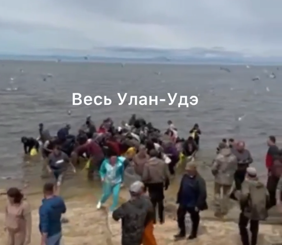 Фото В Бурятии туристы прихватили по кулю рыбы во время вылова омуля на Байкале