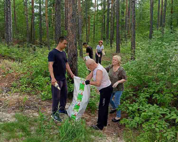 Фото В Бурятии росгвардейцы очистили прибрежную лесополосу реки Муя от мусора