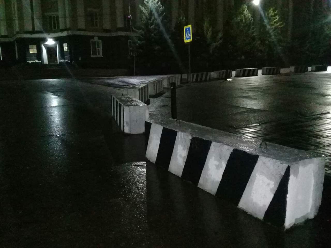 Слезоточивый газ и двое пострадавших: ночью с площади Советов убрали автобус КПРФ