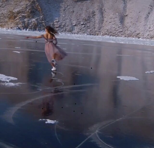 Фото В Бурятии восхитились красивым танцем на льду Байкала