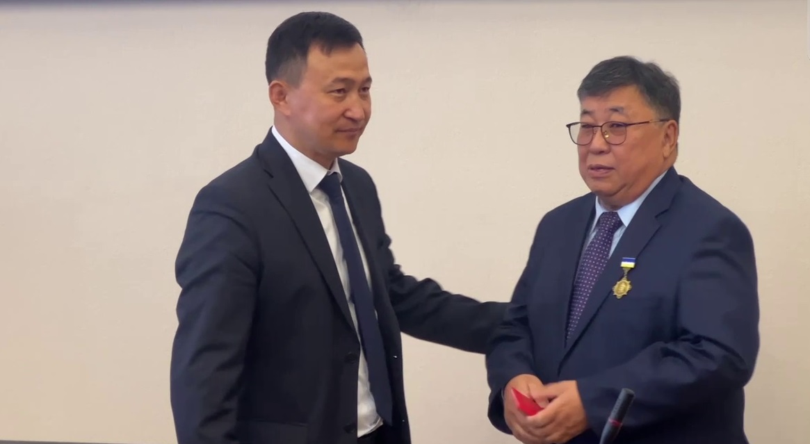 Фото Консул генерального консульства Монголии в Улан-Удэ награжден медалью Агвана Доржиева