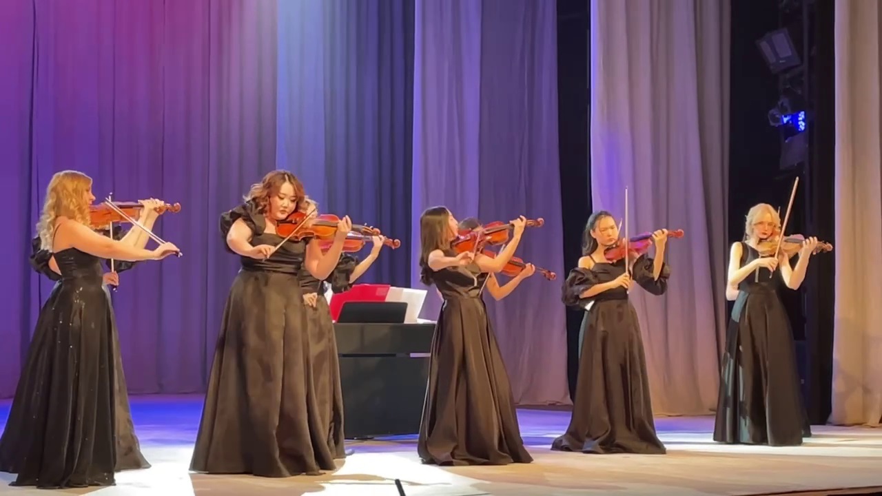 Фото В Улан-Удэ состоялся концерт государственного ансамбля скрипачей «Виртуозы Якутии»