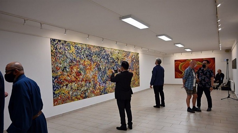 Фото В Венгрии открылась выставка монгольского художника