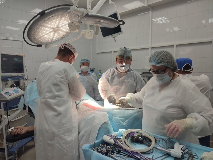 Фото В Улан-Удэ известный хирург провел мастер-классы по операциям в Городской больнице №4