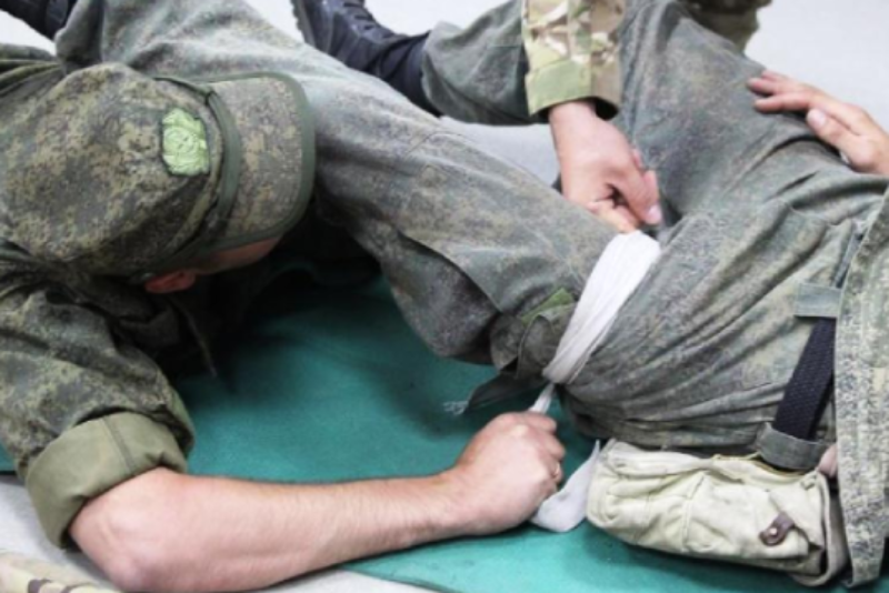 Фото На полигоне в Бурятии военнослужащие ВВО осваивают тактическую медицину