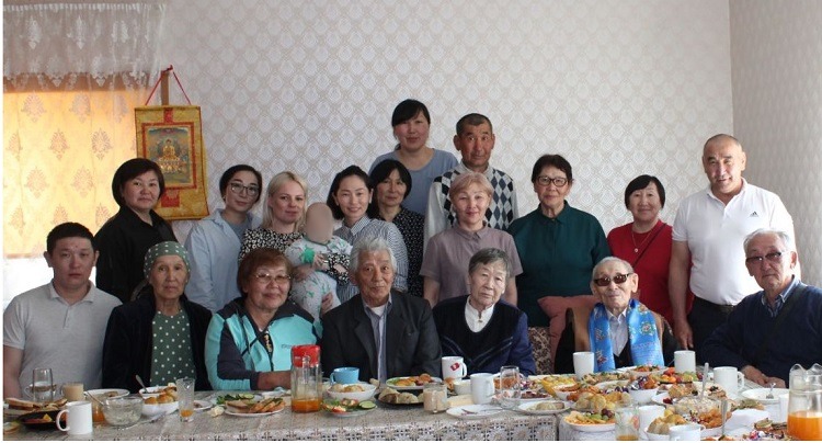 Фото В Бурятии долгожителя поздравили с 95-летним юбилеем