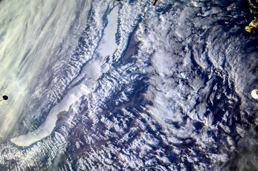 Фото «Жемчужина России»: Российский космонавт опубликовал фотографии Байкала с орбиты Земли