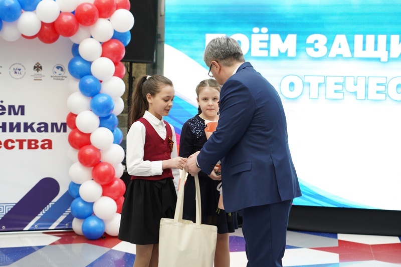 Фото В Бурятии дочерям Героя России Максима Концова вручили значки «Мой папа – Герой»