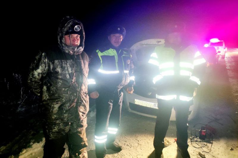 Фото В Бурятии инспекторы ДПС спасли от замерзания автомобилиста и его семью