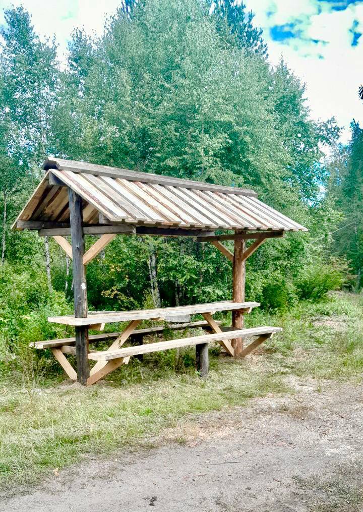 Фото В Бурятии жители Бичуры починили беседку, сломанную вандалами