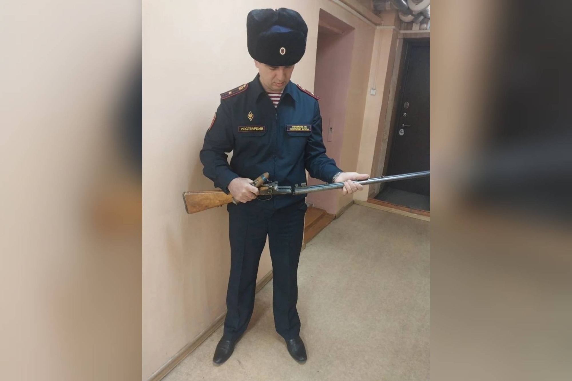 Фото В селе Бурятии местный житель добровольно сдал найденное в доме оружие