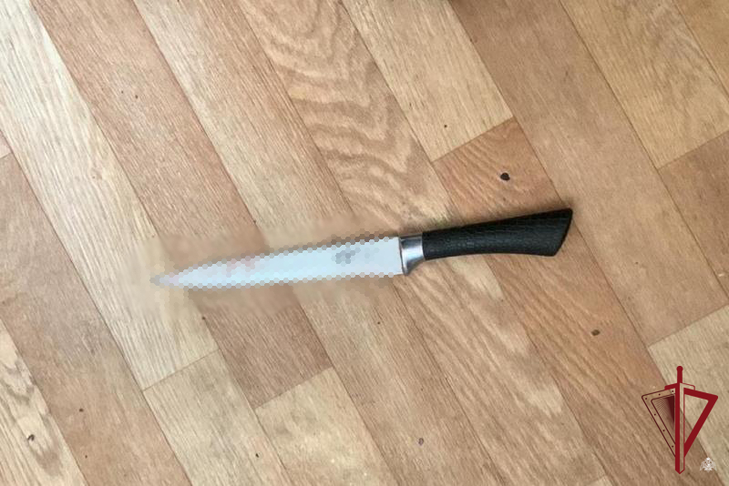 Фото В Улан-Удэ пенсионер ударил жену кухонным ножом в живот