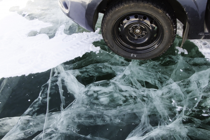 Фото В Бурятии автомобили открыли сезон ледовых инцидентов на Байкале