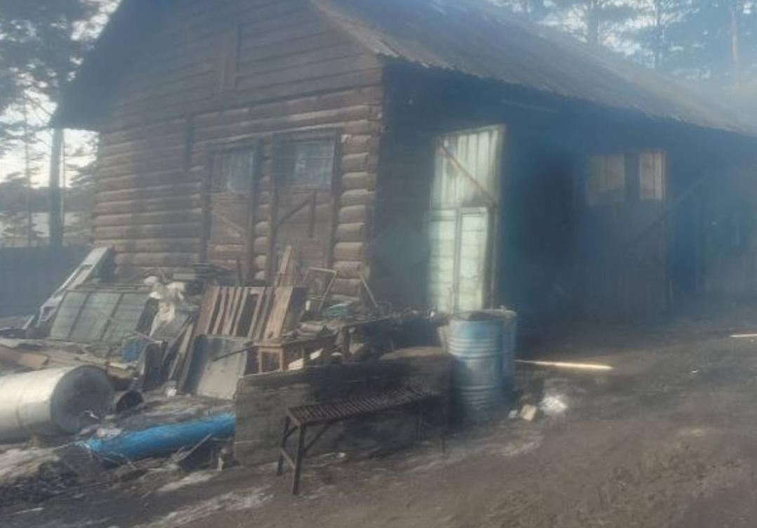 Фото В селе Бурятии пожарные и очевидцы спасли технику из горящего гаража