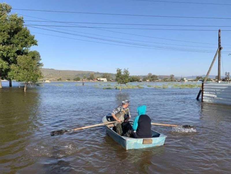 В Бурятии жители села Наушки продолжают передвигаться на лодках