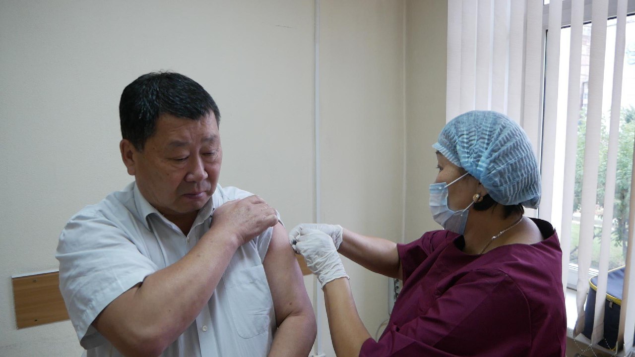 Фото В Бурятии против гриппа привили почти 40 тысяч человек