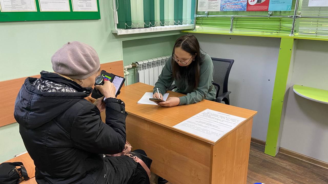 Фото В Улан-Удэ волонтеры помогают горожанам записаться к врачу через Госуслуги