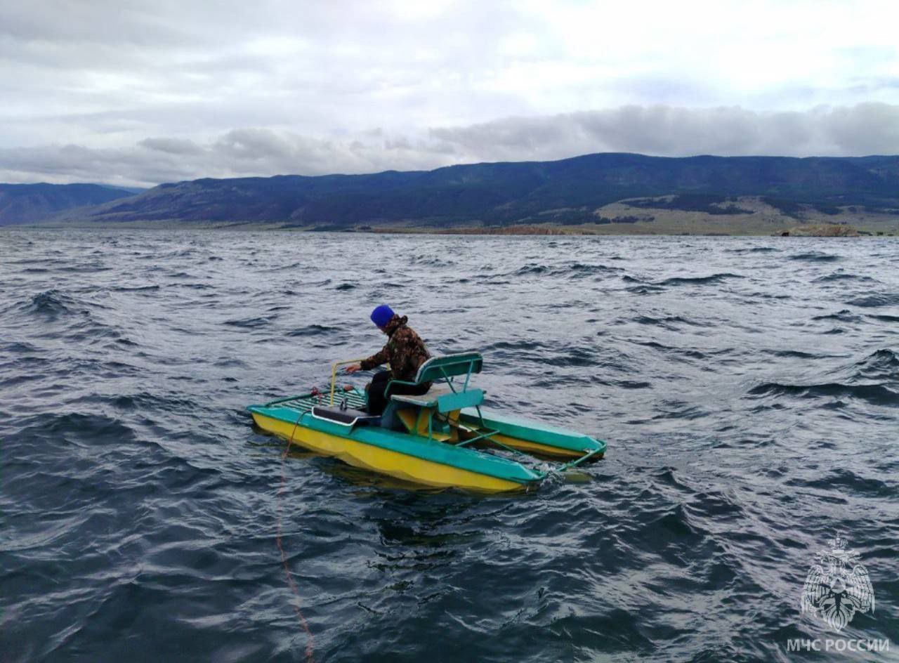 Фото Мужчину на катамаране унесло ветром на 3 км от берега Байкала