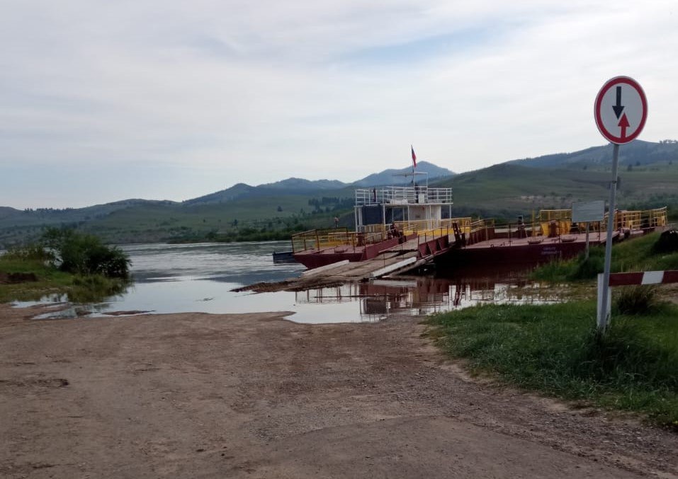 Фото В Бурятии из-за разлива реки Чикой приостановлена работа паромной переправы