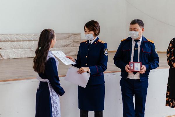Фото Школьница из Бурятии награждена медалью «Доблесть и отвага» за спасение детей из пожара