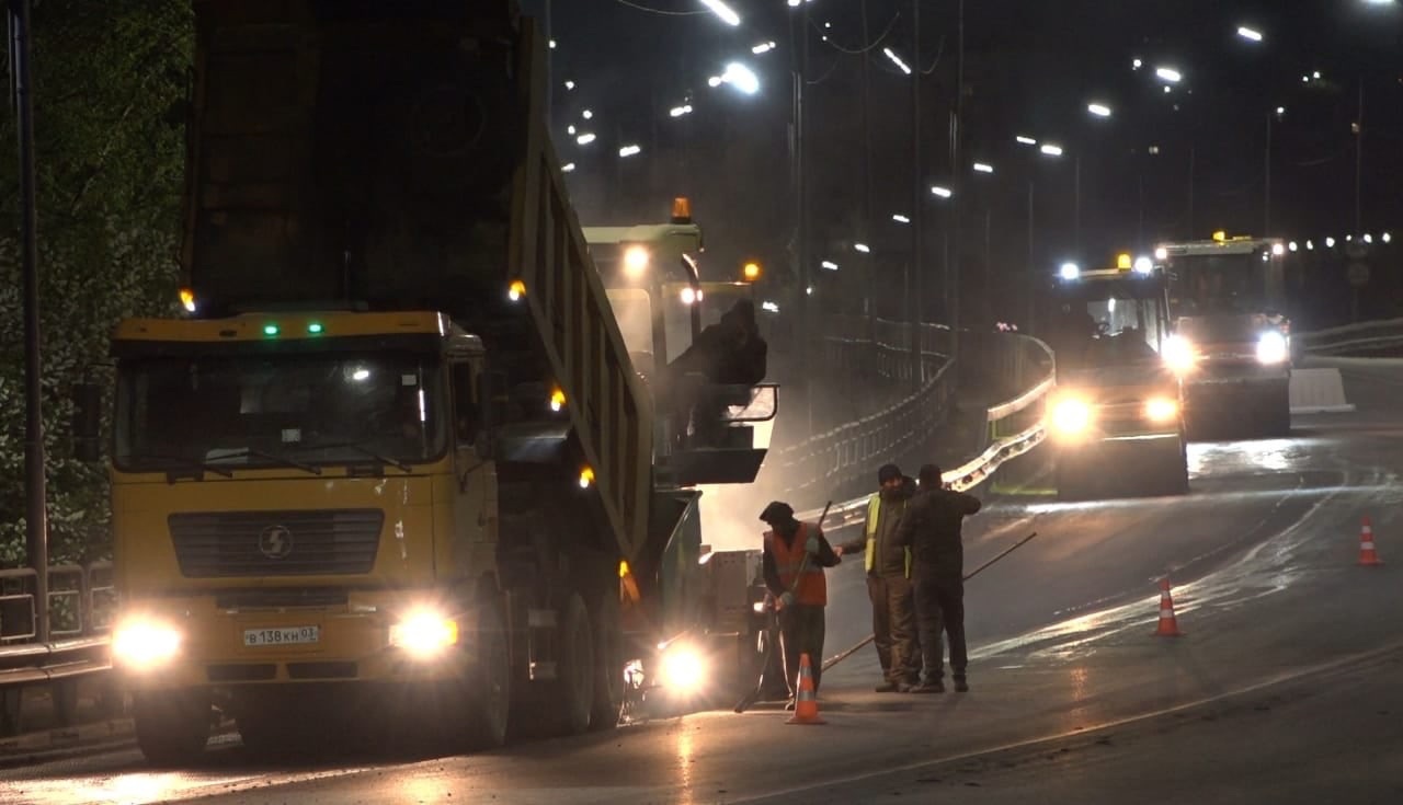 Фото Министр транспорта Бурятии проинспектировал ход ночных дорожных работ в Улан-Удэ