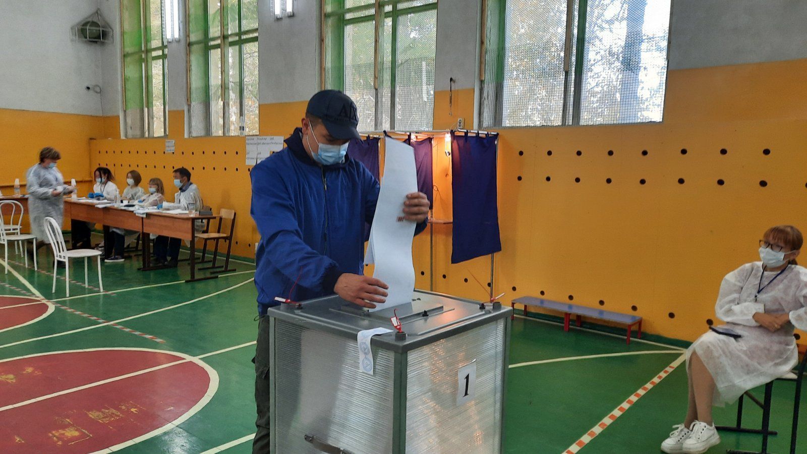 Фото В Бурятии члены УИК встретили впервые проголосовавшего улан-удэнца аплодисментами (ВИДЕО)