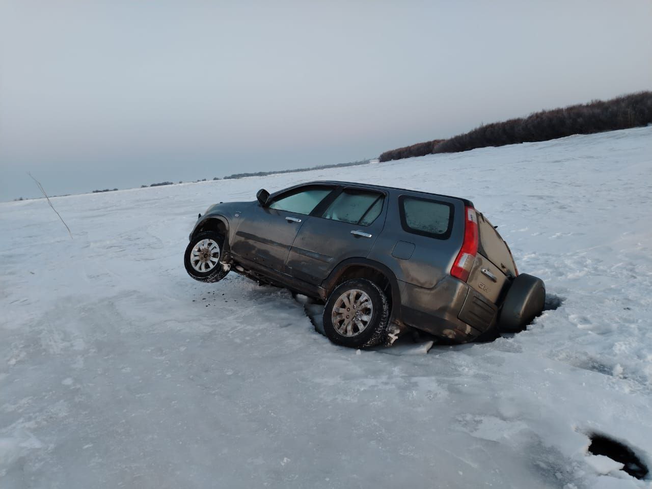 Фото На реке Селенга в Бурятии под лед провалился автомобиль Honda CR-V