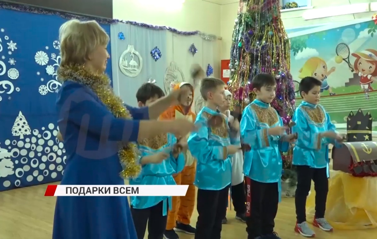 Фото Детям из реабилитационного центра "Светлый" вручили новогодние подарки