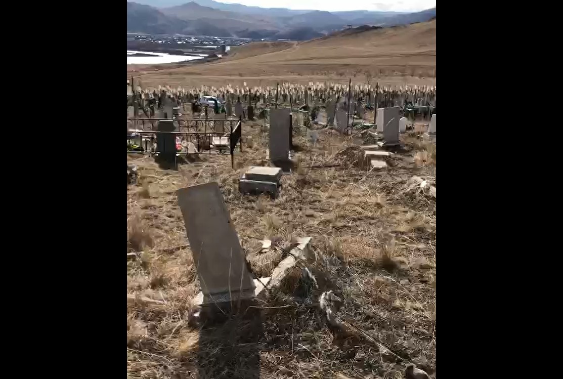 Фото Посетительница бурятского кладбища призвала забыть о традициях и начать ухаживать за могилами предков ►
