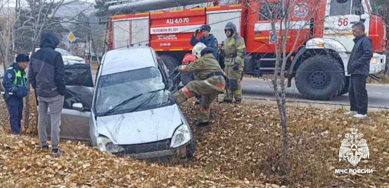 Фото В Улан-Удэ водителя вытаскивали из искореженной машины в ДТП