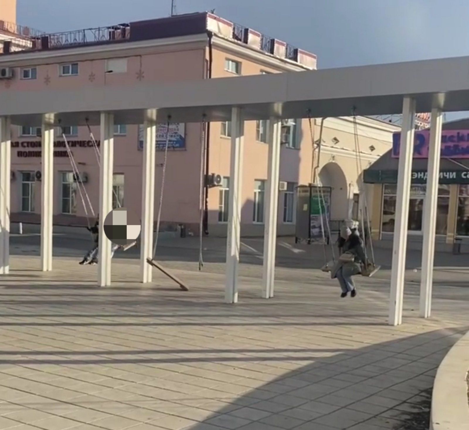 Фото В Улан-Удэ на площади Революции вновь сломали качели