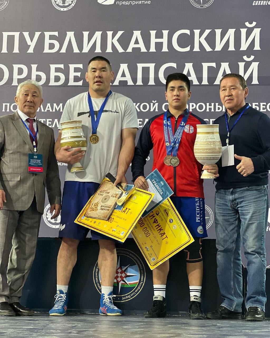 Фото Спортсмен из Бурятии стал абсолютным чемпионом турнира по борьбе хапсагай в Якутии