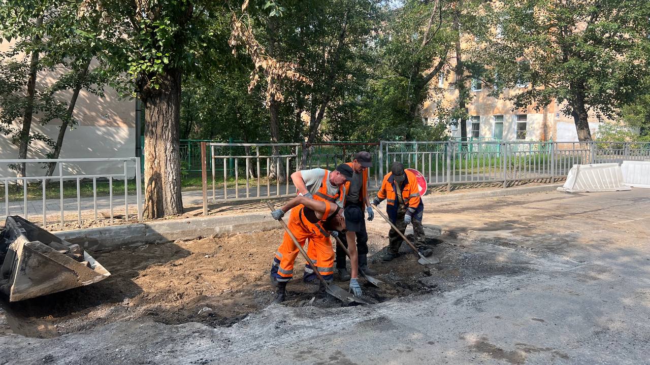 Фото В Улан-Удэ усиленном режиме ведут ямочный ремонт дорог