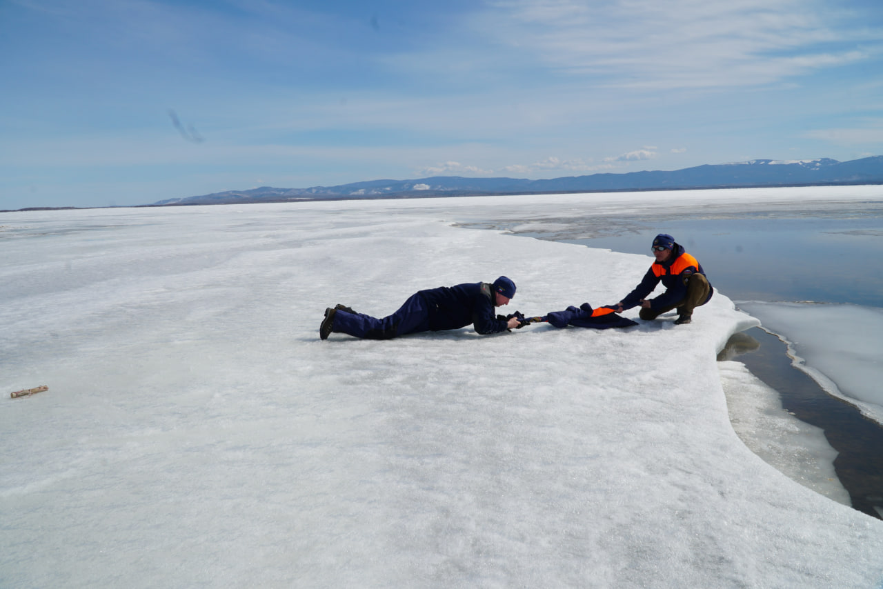 Фото Школьников в Бурятии научили азам спасения людей на льду