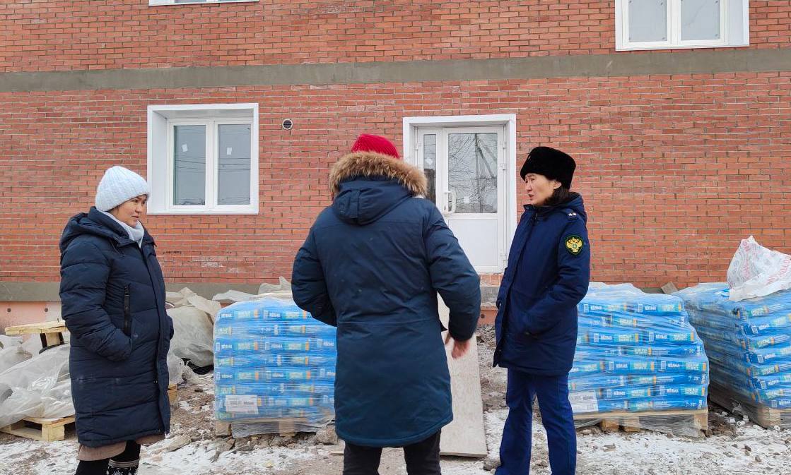 Фото В Бурятии прокуратура нашла отставание от графика строительства домов для врачей и учителей в Хоринске