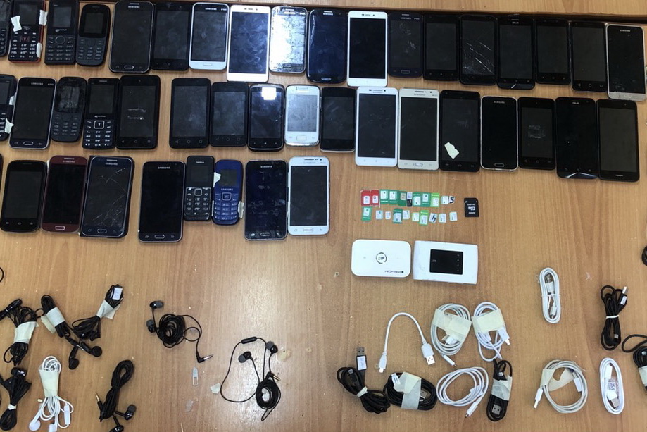 Фото В улан-удэнскую колонию пытались провезти 47 сотовых телефонов