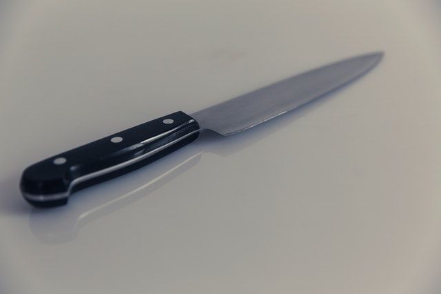 Фото В районе Бурятии падчерица едва не заколола ножом отчима