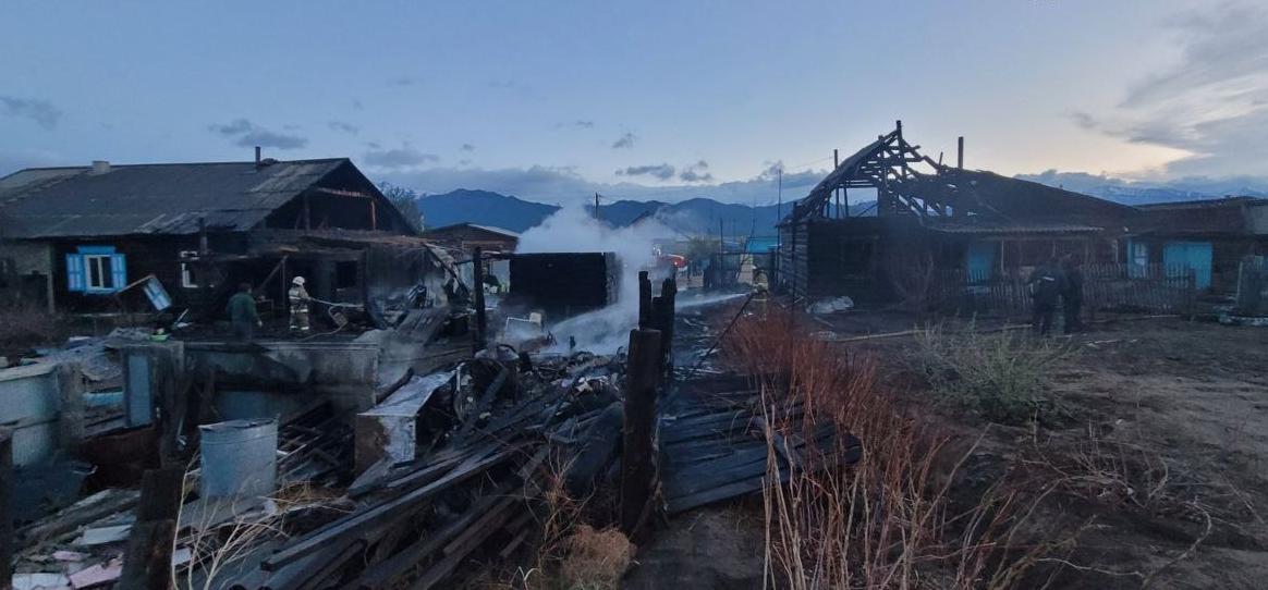 Фото В Бурятии ночью горели два дома, гараж и автомобиль
