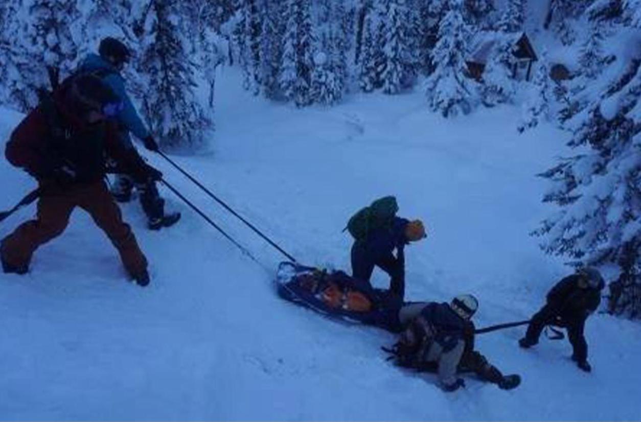 Фото В горах Бурятии при сходе снежной лавины пострадал сноубордист