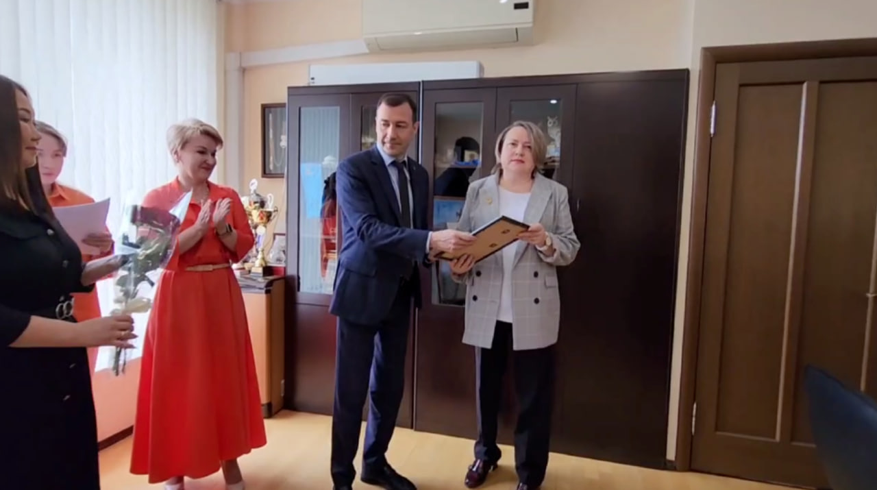 Фото Высокий гость из Москвы отметил наградами представителей учебных заведений в Бурятии