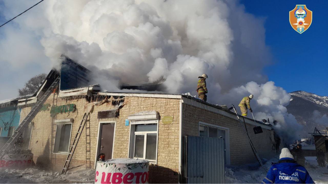 Фото Сильный пожар охватил магазин в селе Бурятии
