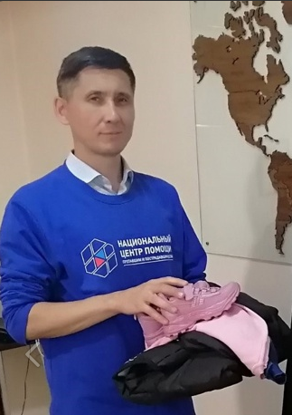 Фото В Бурятии семьям из ДНР подарили детскую и подростковую одежду