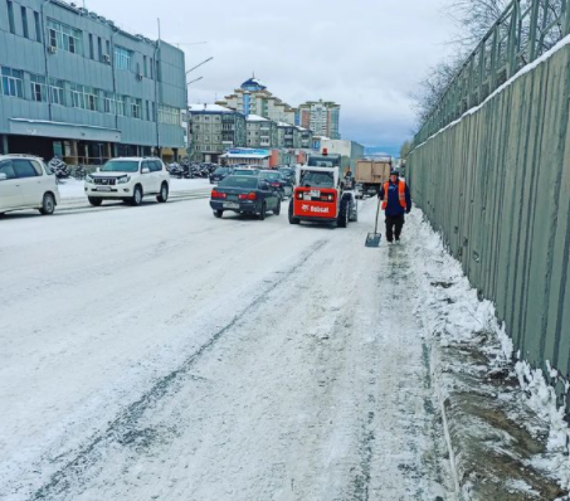 Фото Снег заставил коммунальщиков Улан-Удэ перейти на круглосуточный режим