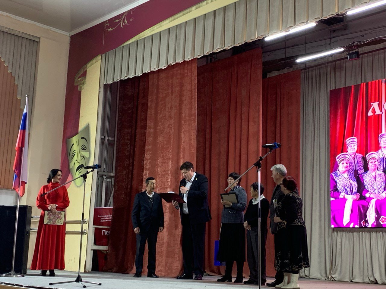 Фото Ветераны профтехобразования Бурятии поблагодарили депутатов Улан-Удэнского городского совета 