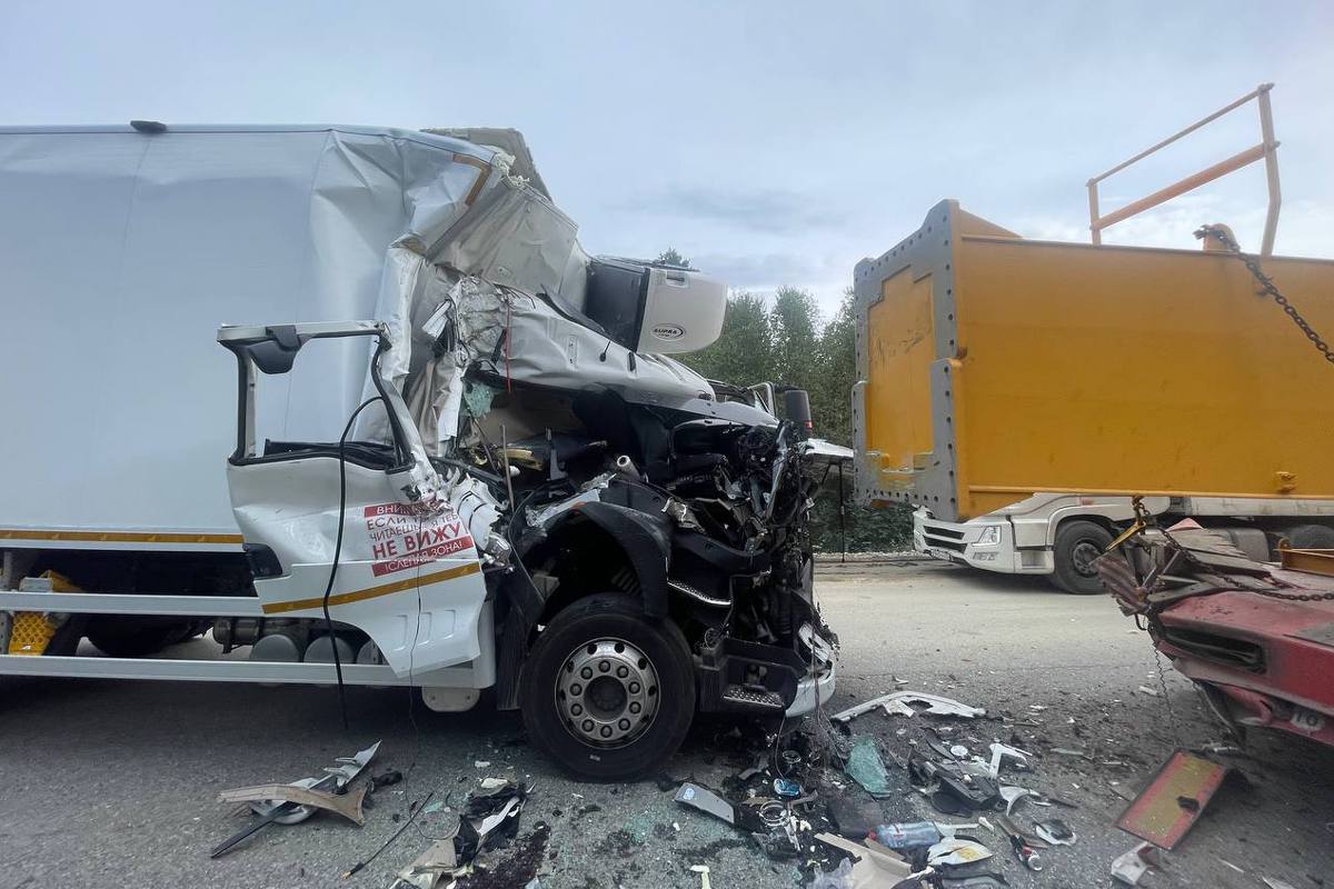 Фото В Кабанском районе Бурятии в ДТП разнесло кабину большегруза