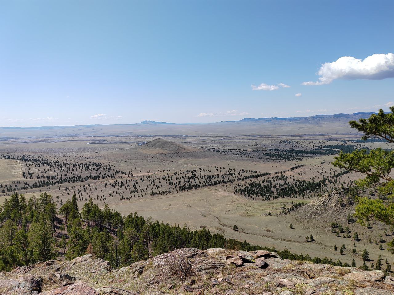 Фото В Бурятии парапланерист зацепился за провода 