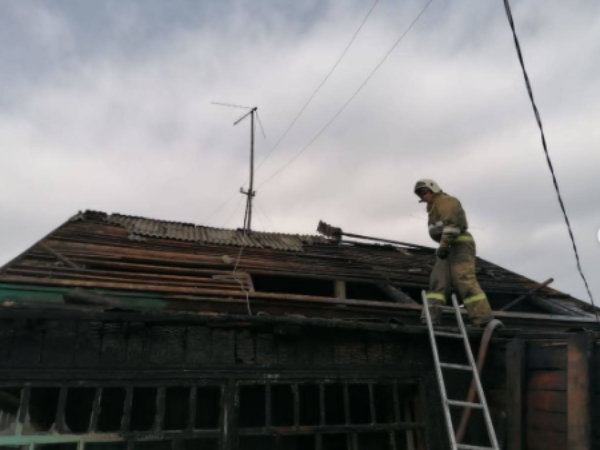 Фото Из горящего дома жительницу Улан-Удэ спасли пожарные